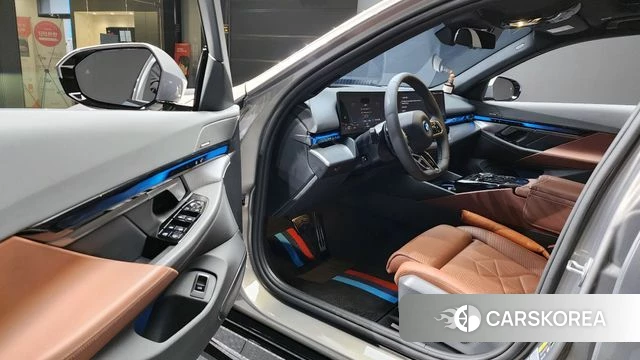 BMW 5 Series (G60) 2025 Серый из Кореи, фото 2