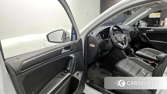 Volkswagen Tiguan second Generation 2021 Белый из Кореи, фото 2