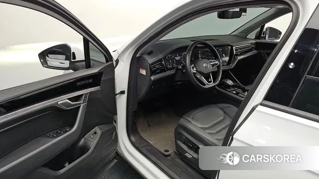 Volkswagen Touareg 3rd generation 2023 Белый из Кореи, фото 2