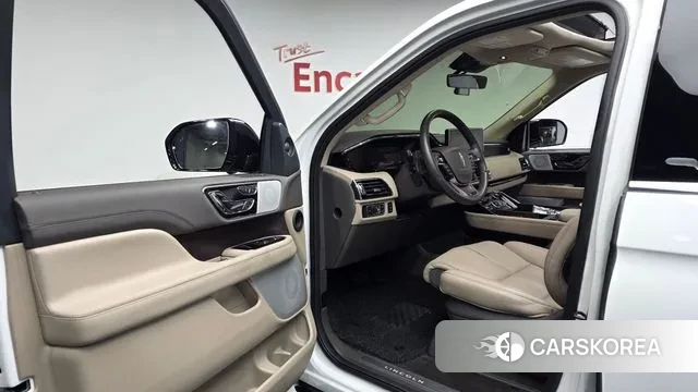 Lincoln Navigator 4th generation 2022 Белый из Кореи, фото 2