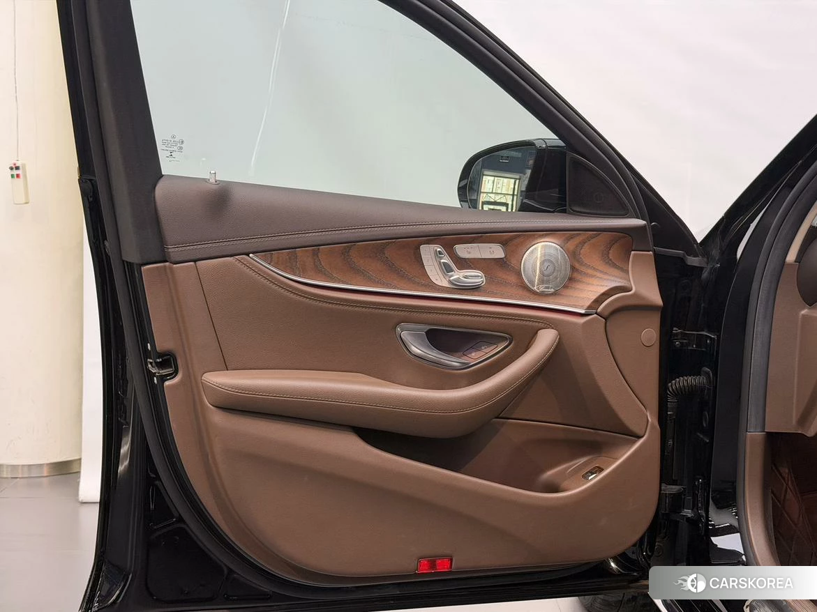 Mercedes-Benz E-class 2022 Черный из Китая, фото 2