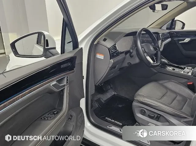 Volkswagen Touareg 3rd generation 2023 Белый из Кореи, фото 2