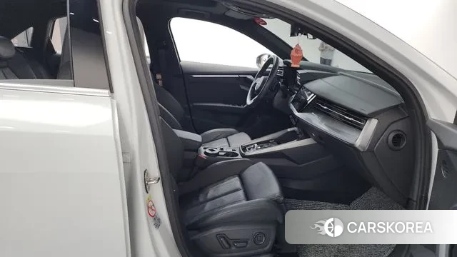 Audi A3 (8Y) 2023 Белый из Кореи, фото 2