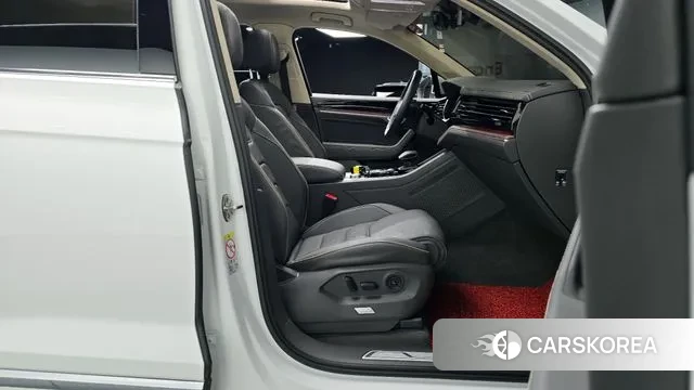 Volkswagen Touareg 3rd generation 2023 Белый из Кореи, фото 2