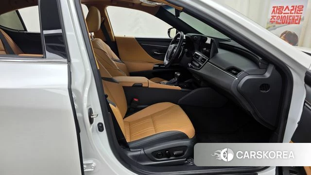 Lexus ES300h 7th generation 2024 Белый из Кореи, фото 2