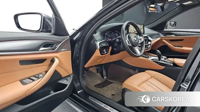 BMW 5 Series (G30) 2023 Черный из Кореи, фото 2