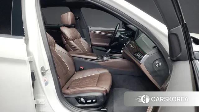 BMW 5 Series (G30) 2022 Белый из Кореи, фото 2