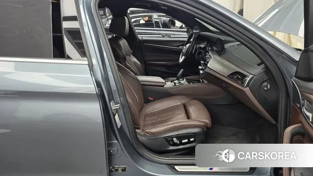 BMW 5 Series (G30) 2018 Серый из Кореи, фото 2