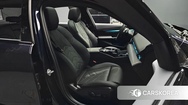 BMW 5 Series (G60) 2025 Черный из Кореи, фото 2