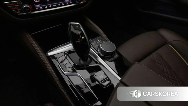 BMW 5 Series (G30) 2022 Белый из Кореи, фото 2