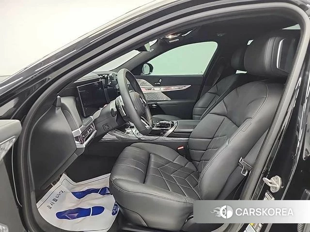 BMW 7 Series (G70) 2023 Черный из Кореи, фото 2