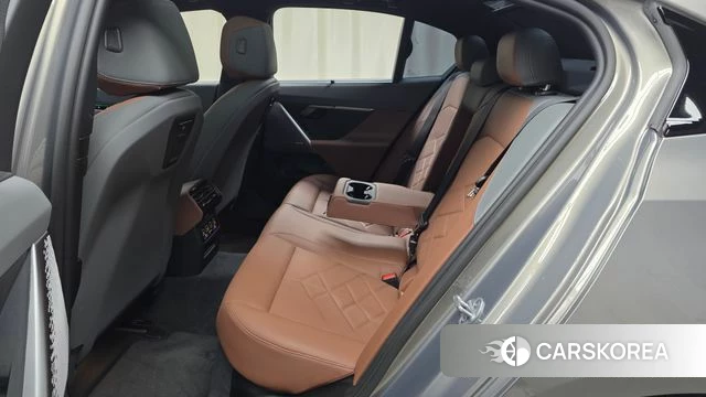 BMW 5 Series (G60) 2025 Серебристо-серый из Кореи, фото 2