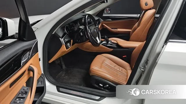 BMW 5 Series (G30) 2018 Белый из Кореи, фото 2