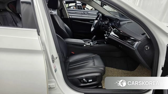 BMW 5 Series (G30) 2019 Белый из Кореи, фото 2