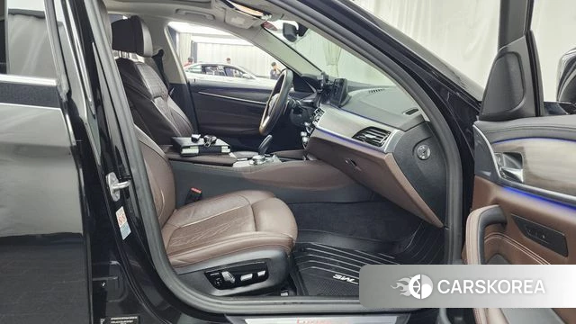 BMW 5 Series (G30) 2018 Черный из Кореи, фото 2