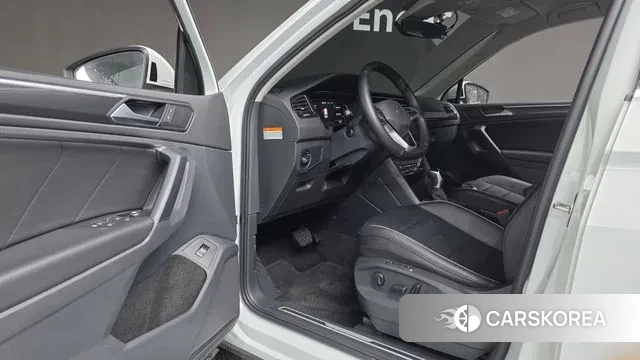 Volkswagen Tiguan second Generation 2023 Белый из Кореи, фото 2