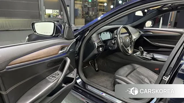 BMW 5 Series (G30) 2018 Черный из Кореи, фото 2