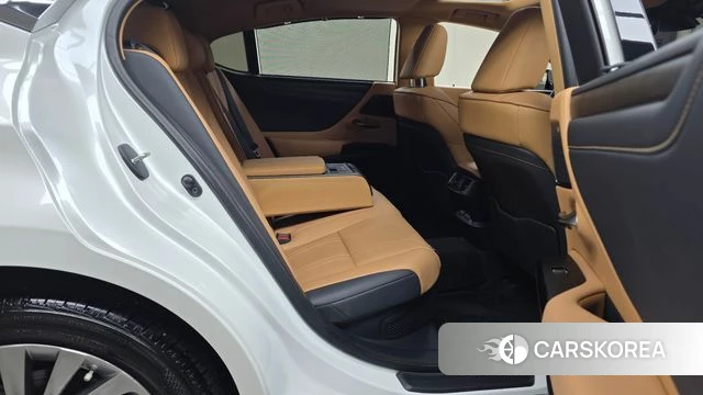 Lexus ES300h 7th generation 2025 Белый из Кореи, фото 2
