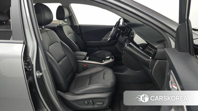 Kia Niro Plus 2022 Серебряный из Кореи, фото 2