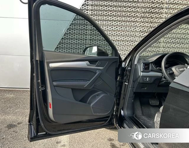 Audi Q5L 2021 Черный из Китая, фото 2