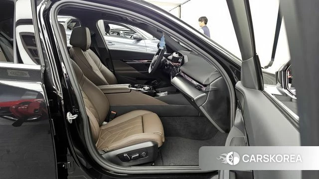 BMW 5 Series (G60) 2025 Черный из Кореи, фото 2
