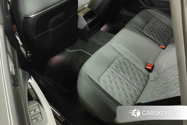 Audi A7L 2025 Темно-серый из Китая, фото 2