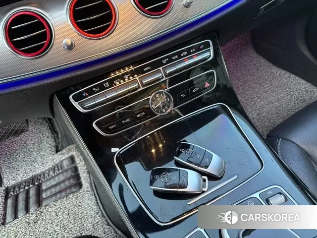 Mercedes-Benz E-Class W213 2018 Серый из Кореи, фото 2