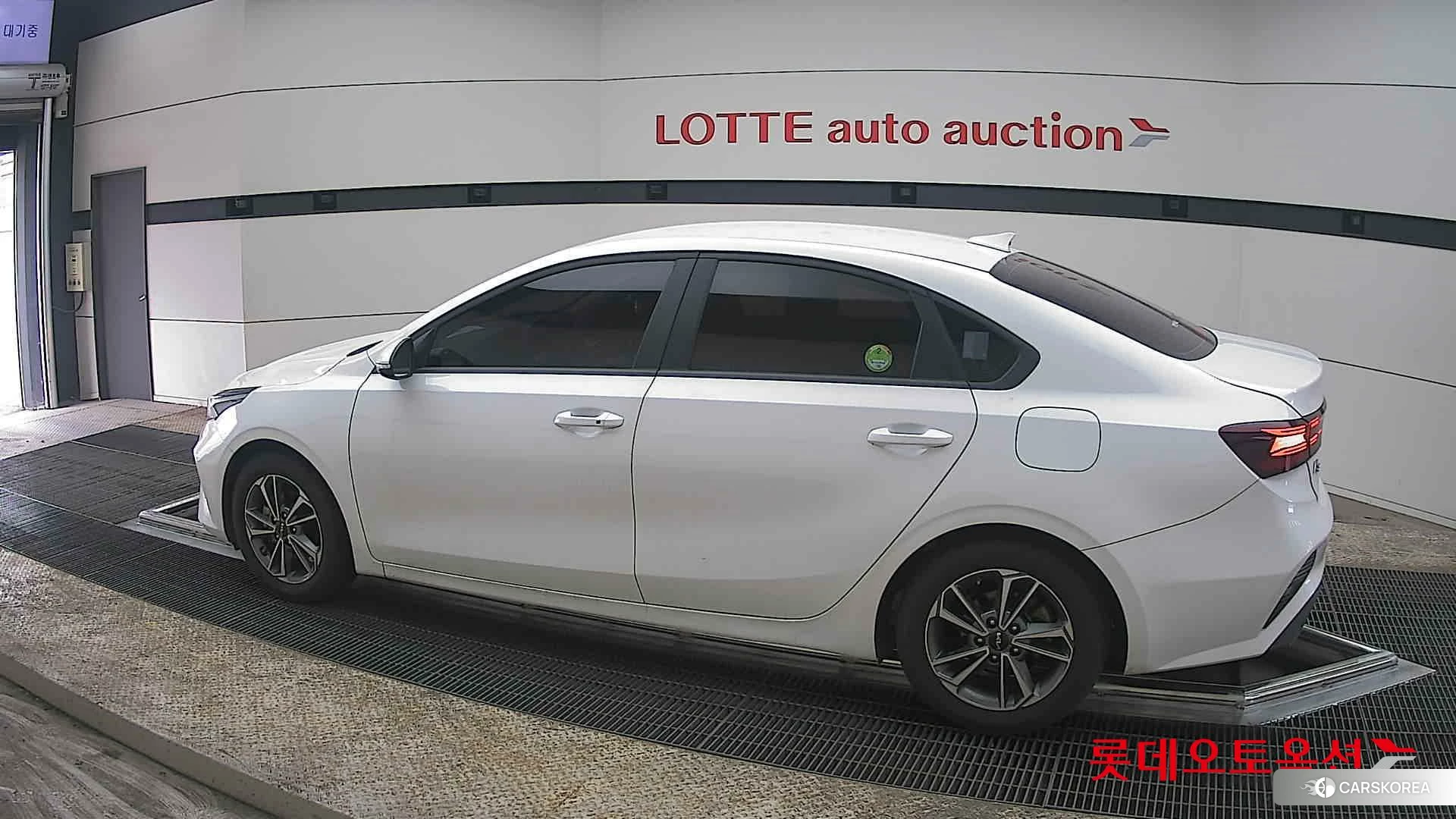 Kia K3 2022 Snow White Pearl из Кореи, фото 2