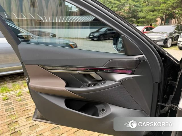 BMW 5 Series (G60) 2025 Черный из Кореи, фото 2