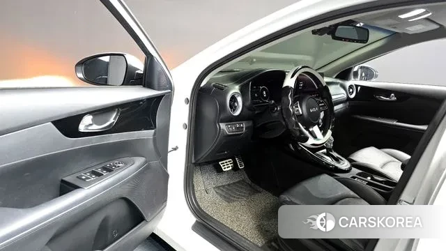 Kia The New K3 2nd generation 2023 Белый из Кореи, фото 2