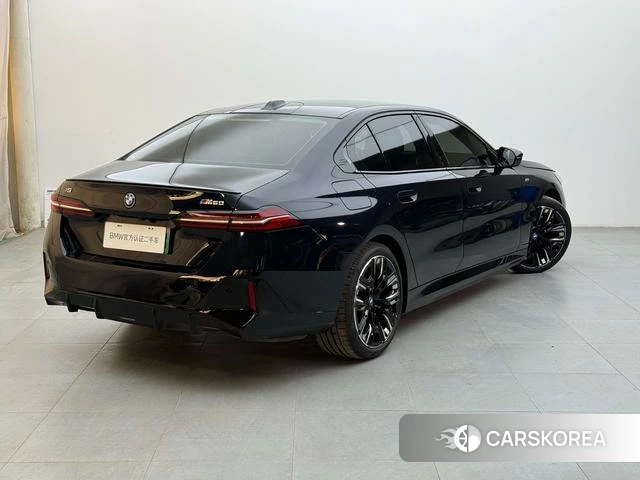 BMW i5 (import) 2024 Черный из Китая, фото 2