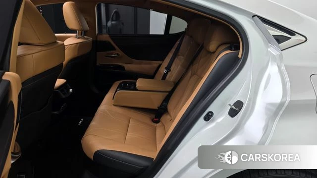 Lexus ES300h 7th generation 2023 Белый из Кореи, фото 2