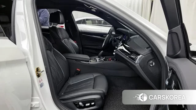 BMW 5 Series (G30) 2019 Белый из Кореи, фото 2