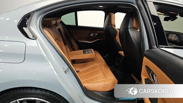 BMW 3 Series (G20) 2023 Серебристо-серый из Кореи, фото 2