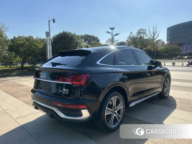 Audi Q5L Sportback 2022 Темно-серый из Китая, фото 2