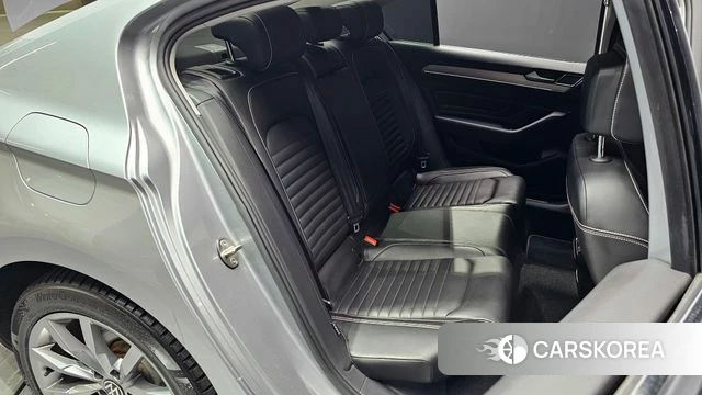 Volkswagen Passat GT (B8) 2021 Серебристо-серый из Кореи, фото 2