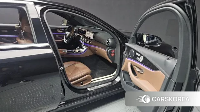 Mercedes-Benz E-Class W213 2023 Черный из Кореи, фото 2