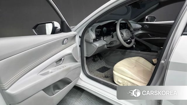 Hyundai The New Avante (CN7) 2024 Серебристо-серый из Кореи, фото 2