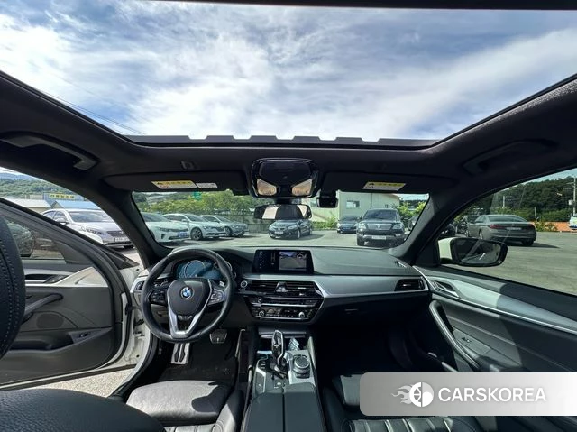 BMW 5 Series (G30) 2018 Белый из Кореи, фото 2