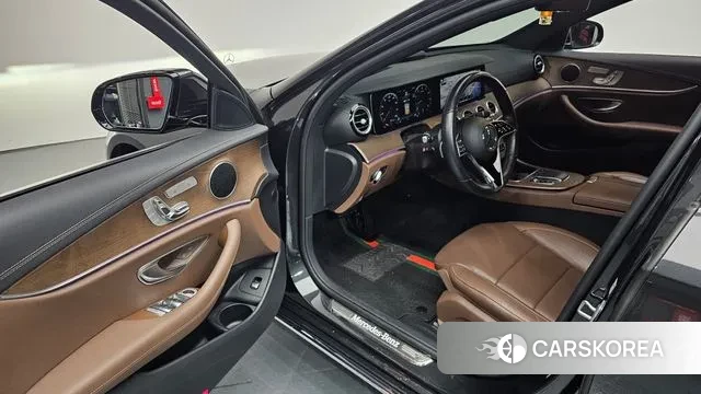 Mercedes-Benz E-Class W213 2021 Серый из Кореи, фото 2