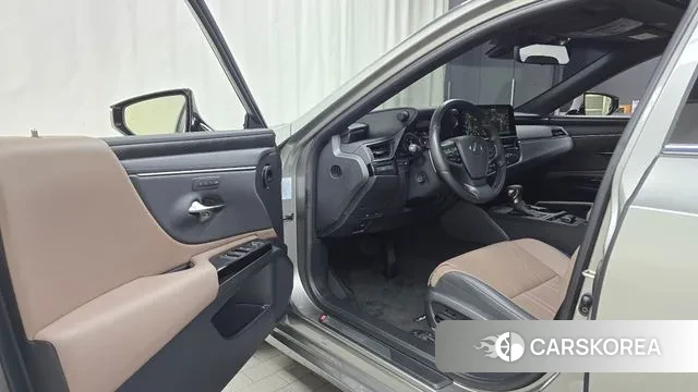 Lexus ES300h 7th generation 2024 Серебристо-серый из Кореи, фото 2