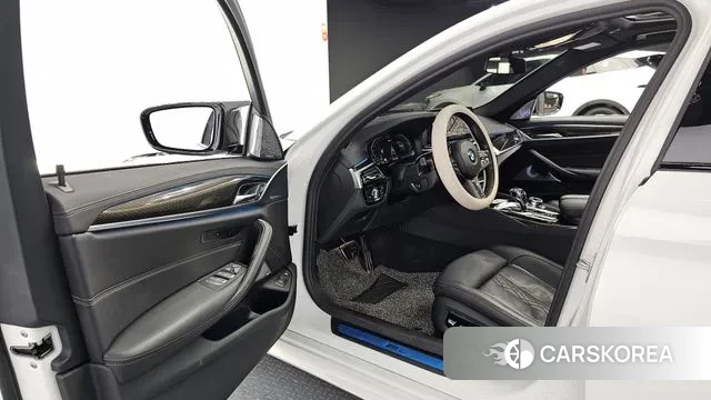 BMW 5 Series (G30) 2021 Белый из Кореи, фото 2