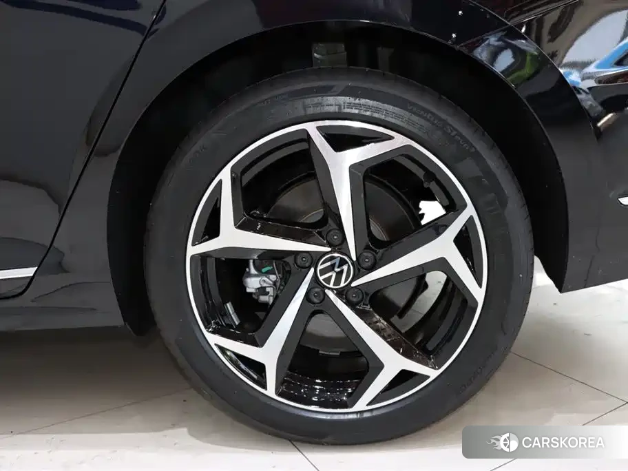 Volkswagen Passat 2025 Черный из Китая, фото 2