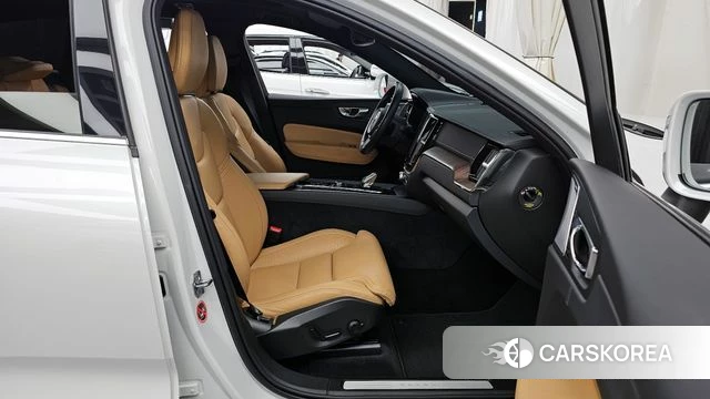 Volvo XC60 second Generation 2021 Белый из Кореи, фото 2