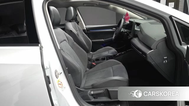 Volkswagen Golf 8th Generation 2026 Белый из Кореи, фото 2