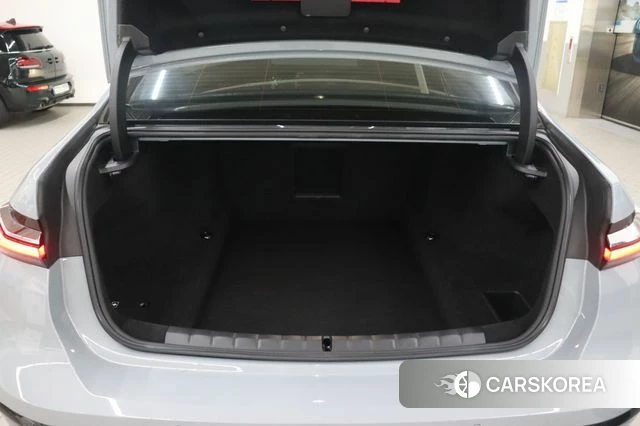 BMW 7 Series (G70) 2023 Небесно-голубой из Кореи, фото 2