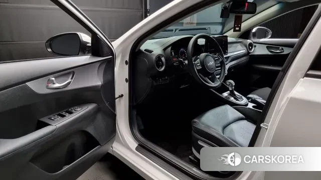 Kia The New K3 2nd generation 2023 Белый из Кореи, фото 2