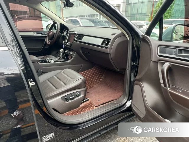 Volkswagen Touareg 2018 Черный из Китая, фото 2