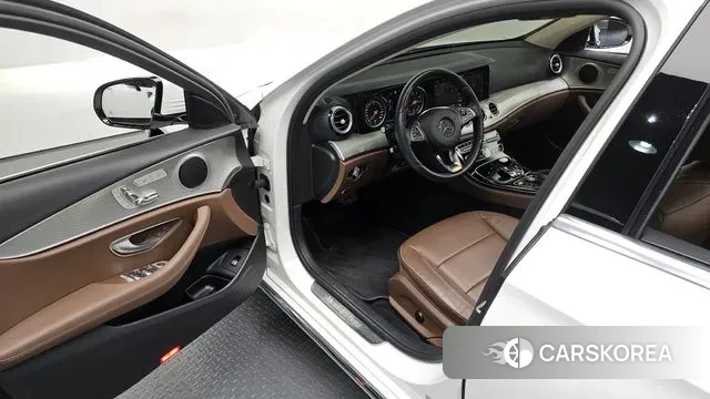 Mercedes-Benz E-Class W213 2018 Белый из Кореи, фото 2