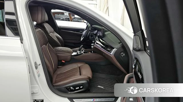 BMW 5 Series (G30) 2023 Белый из Кореи, фото 2